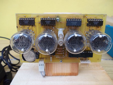 Hodiny s LC513A